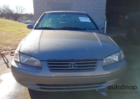 1999 Toyota Camry Le z USA, uszkodzony, nr VIN 4T1BG22K0XU546990